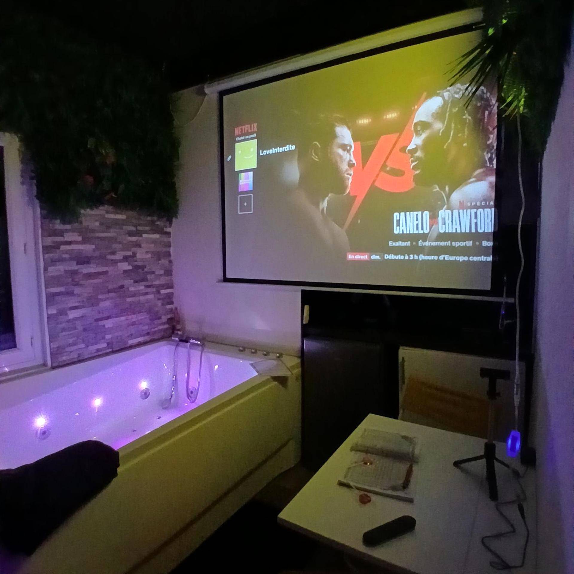 Jacuzzi lumineux face à un écran géant - la love interdite chez loveroomToulon, parking et wifi gratuits