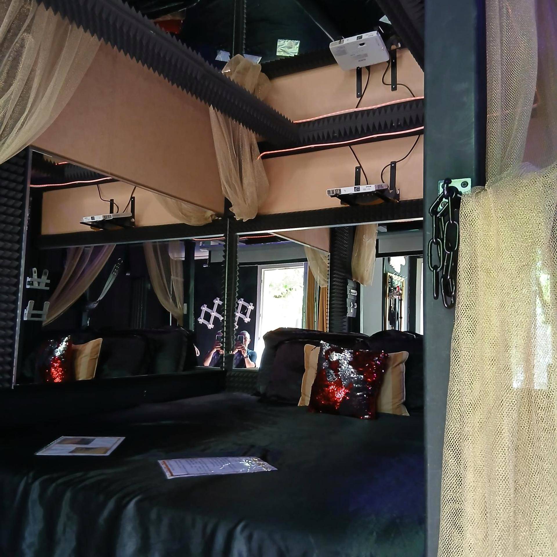 Photo du logement - la love interdite chez loveroomToulon, parking et wifi gratuits