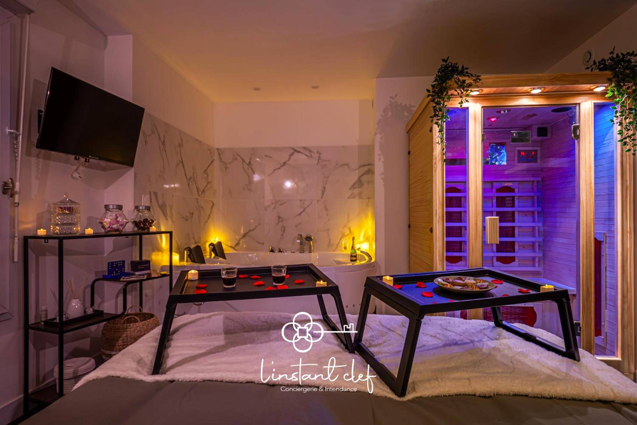 Sauna infrarouge et plateaux de lit romantiques - Love Room Le Mans - Love au Mans - Sauna et Jacuzzi inclus