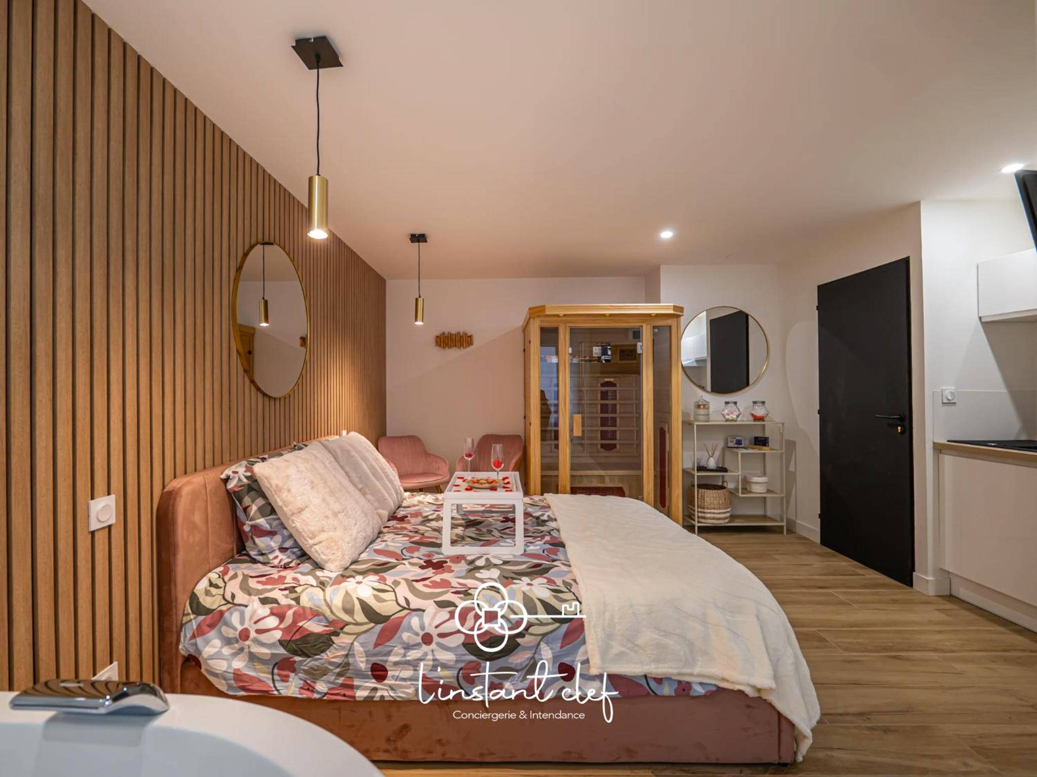 Chambre avec mur en tasseaux de bois et sauna - Love au Mans - Sauna et Jacuzzi inclus