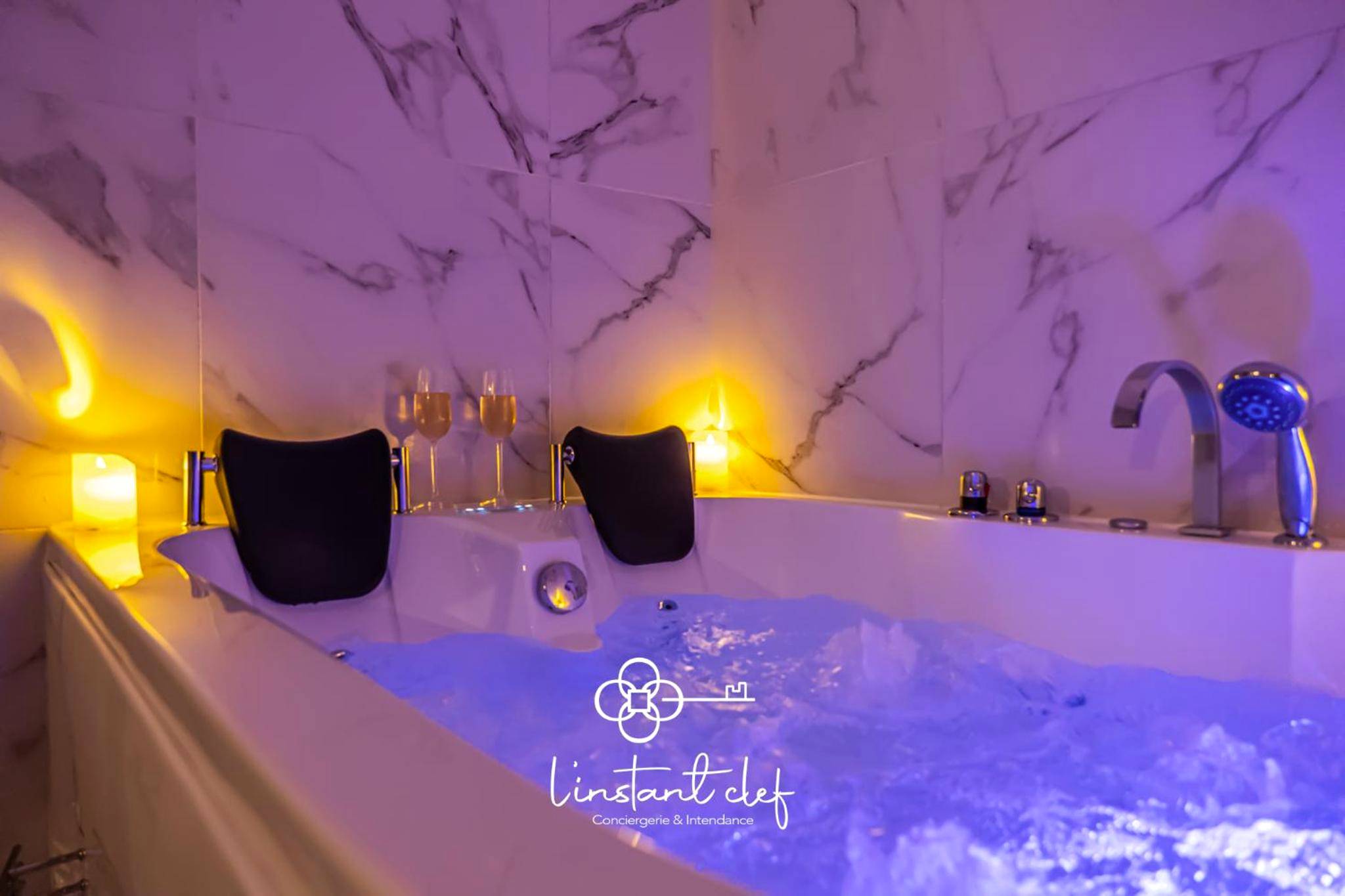 Baignoire balnéo éclairée avec bougies - Love au Mans - Sauna et Jacuzzi inclus