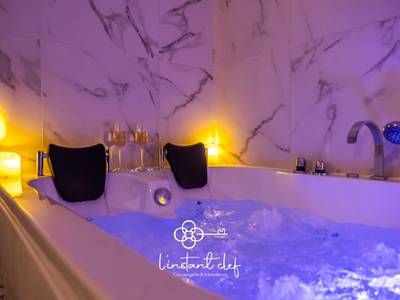 Baignoire balnéo éclairée avec bougies - Love au Mans - Sauna et Jacuzzi inclus