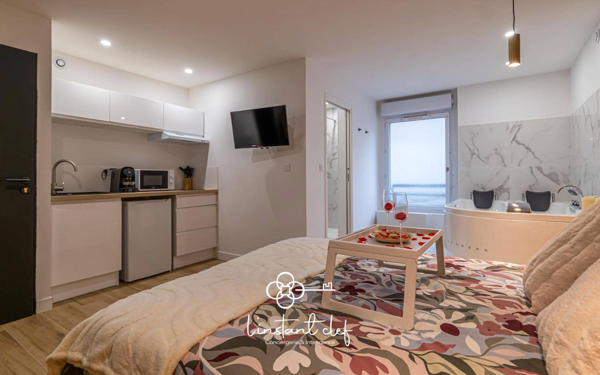 Vue d'ensemble avec kitchenette et jacuzzi - Love au Mans - Sauna et Jacuzzi inclus