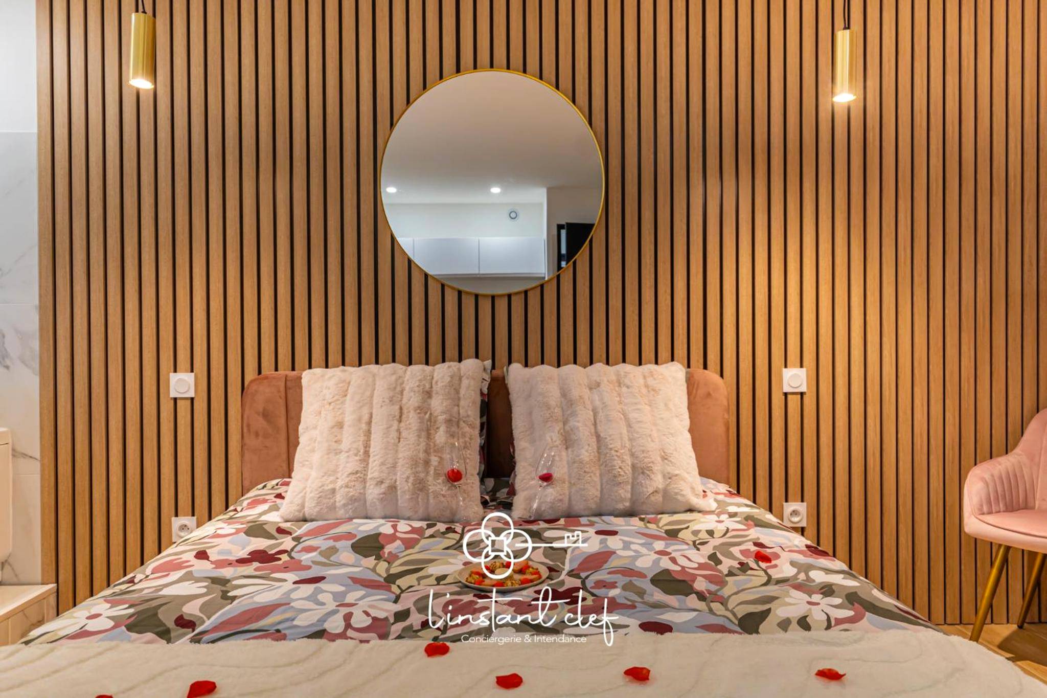 Lit double avec pétales de roses et miroir rond - Love au Mans - Sauna et Jacuzzi inclus