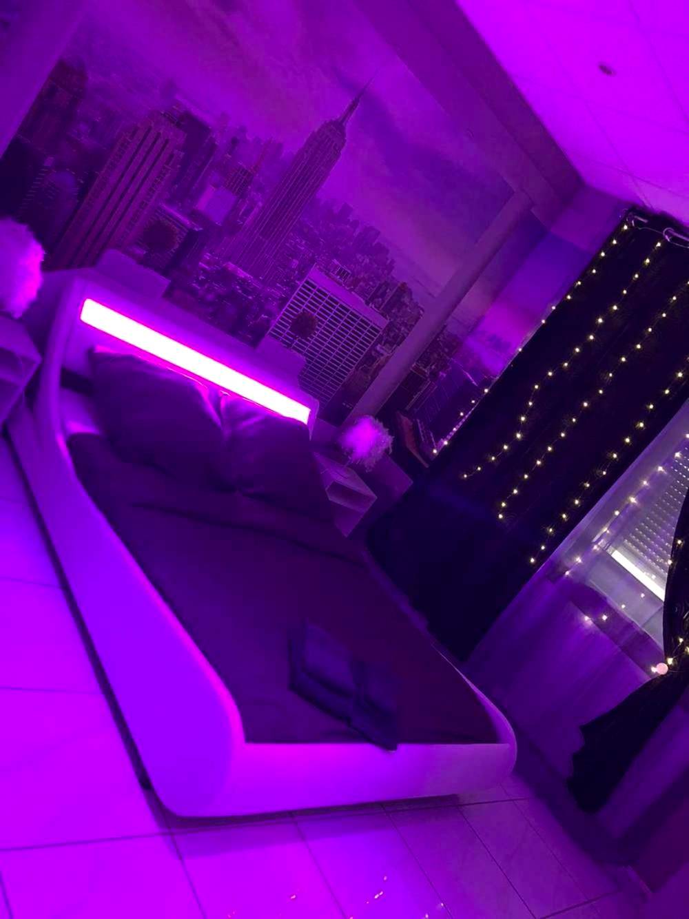 Lit avec tête de lit lumineuse et néons violets - Love Room Forbach - Love Paradise by Karen's Room Service