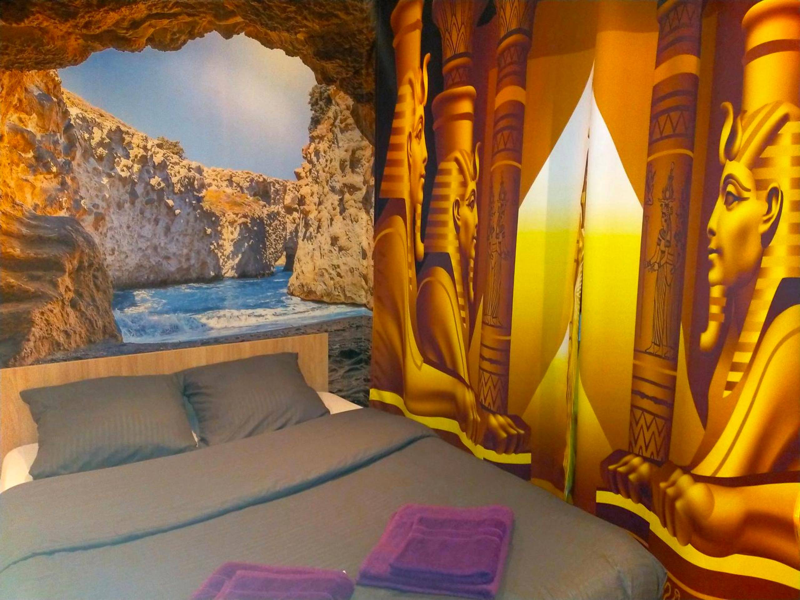 Lit double avec fresque murale et rideaux égyptiens - Love Paradise by Karen's Room Service