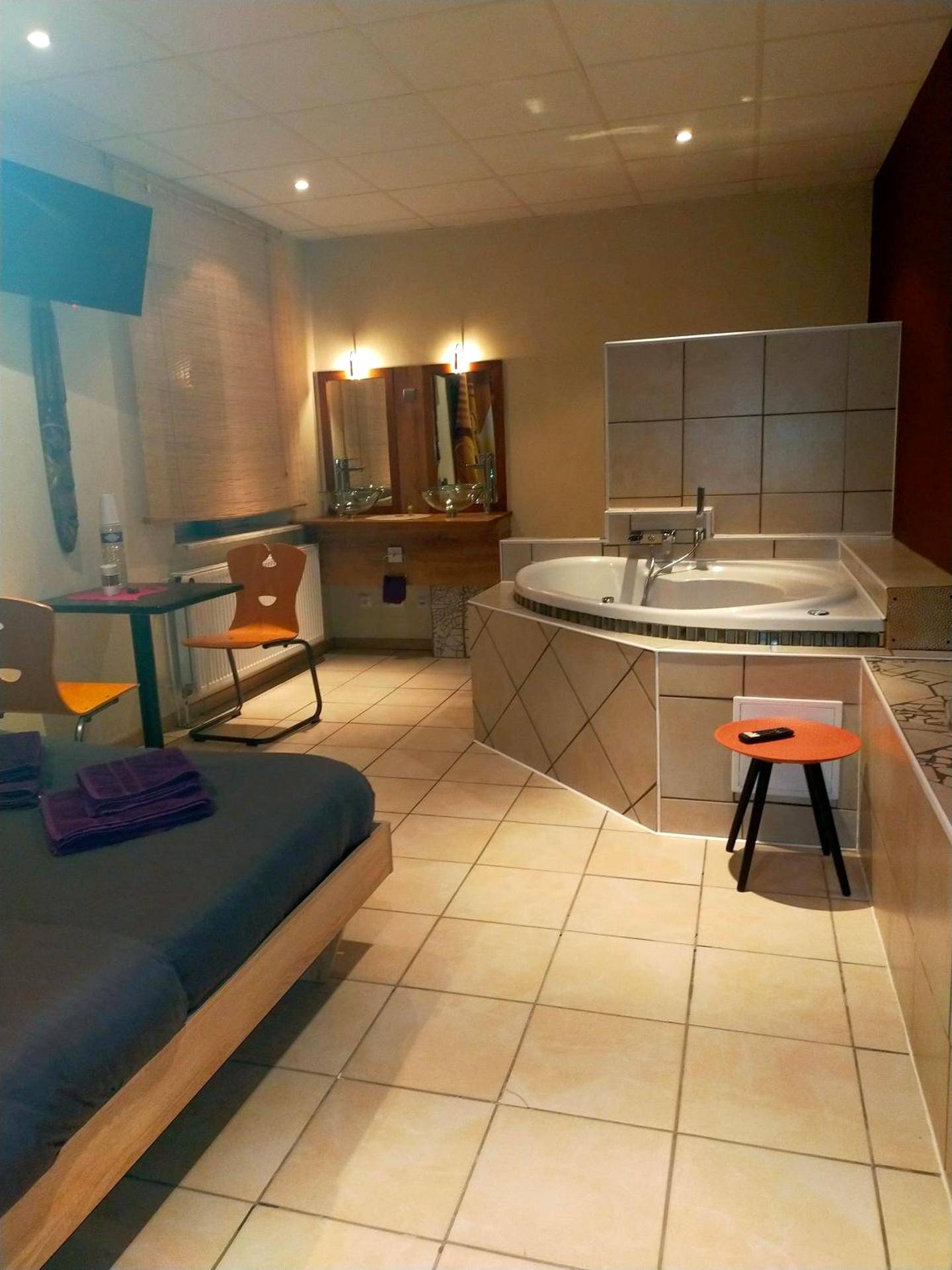 Baignoire balnéo d'angle dans la suite - Love Paradise by Karen's Room Service