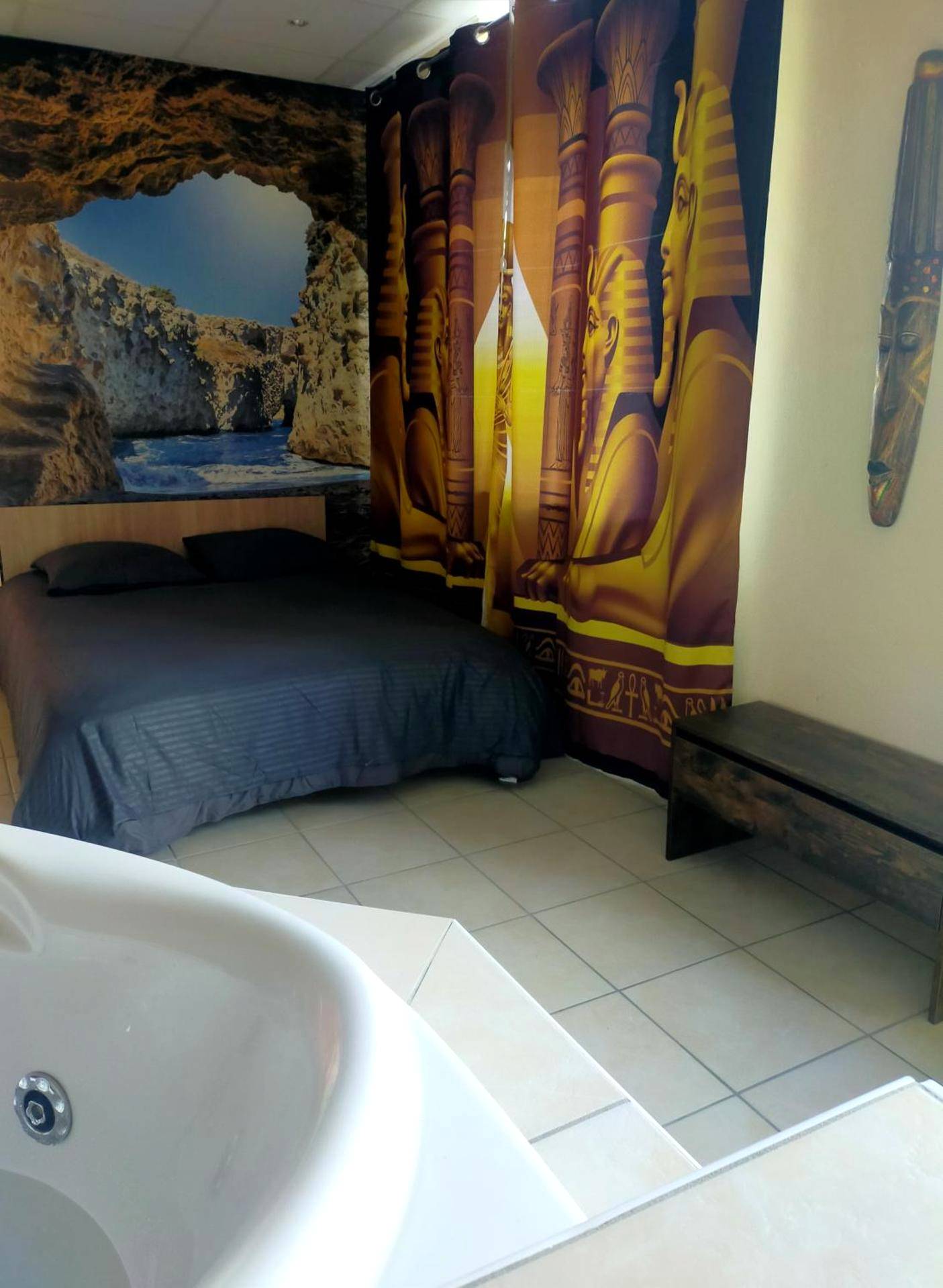 Espace nuit avec jacuzzi et décoration thématique - Love Paradise by Karen's Room Service