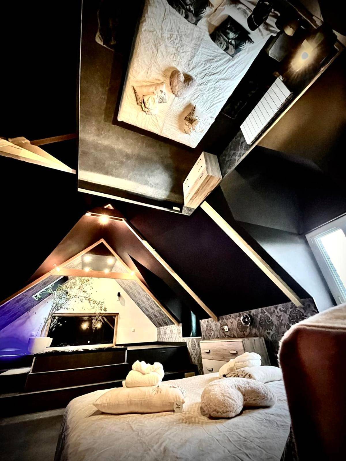 Lit double sous miroir au plafond - Love Room Ploubazlanec - Love Room