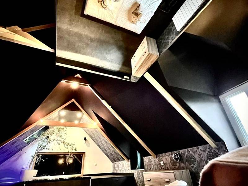 Lit double sous miroir au plafond - Love Room Ploubazlanec - Love Room