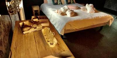 Chambre avec livres érotiques et verres - Love Room