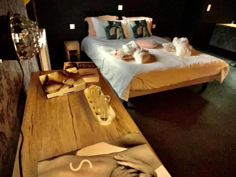 Chambre avec livres érotiques et verres - Love Room