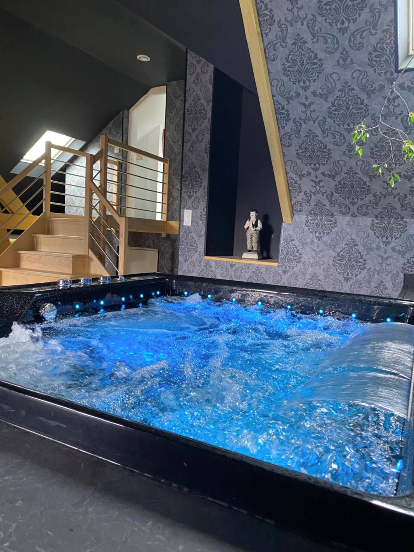 Jacuzzi privatif avec éclairage LED bleu - Love Room