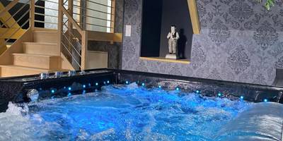 Jacuzzi privatif avec éclairage LED bleu - Love Room