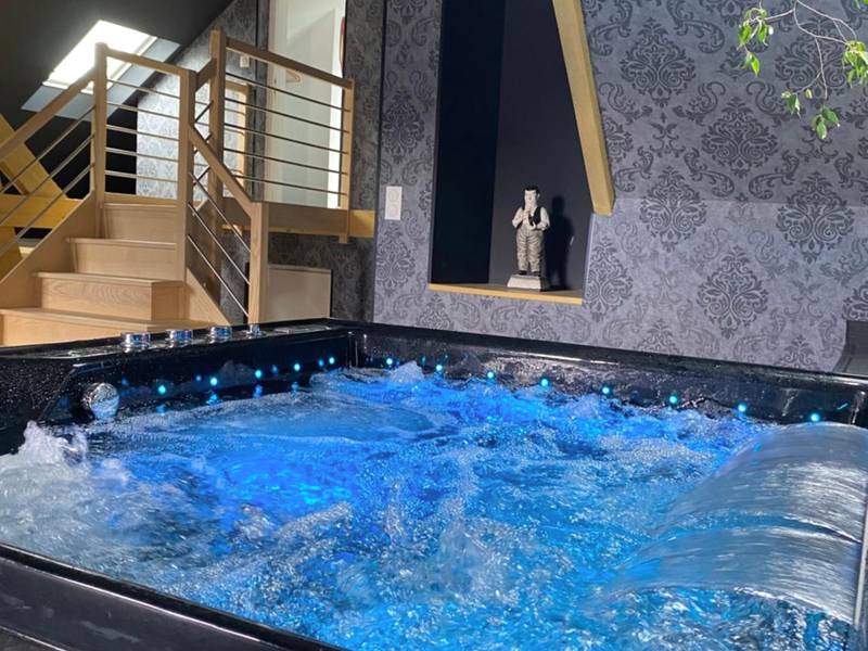 Jacuzzi privatif avec éclairage LED bleu - Love Room