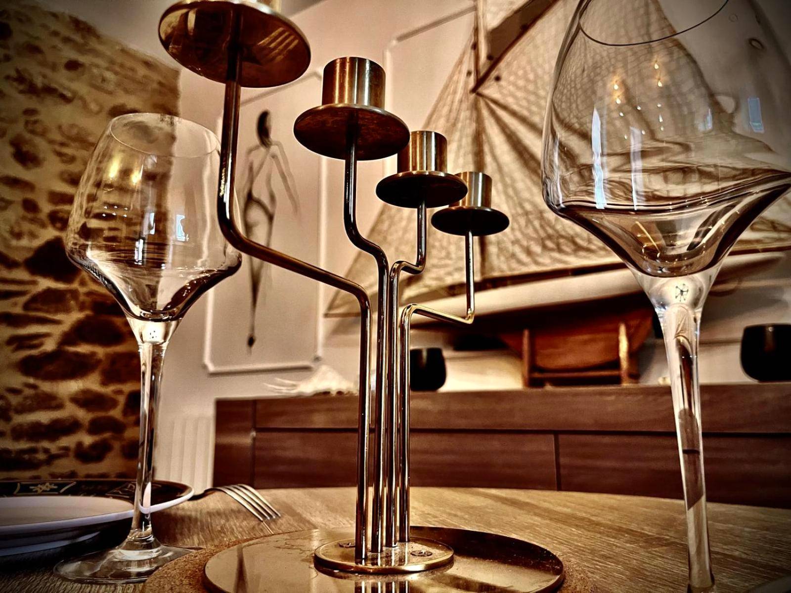 Table dressée avec bougeoir doré et verres - Love Room