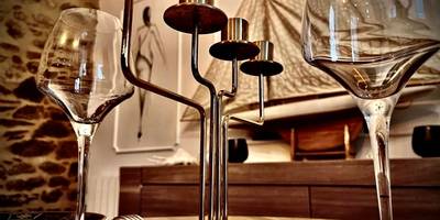 Table dressée avec bougeoir doré et verres - Love Room