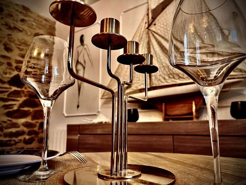 Table dressée avec bougeoir doré et verres - Love Room