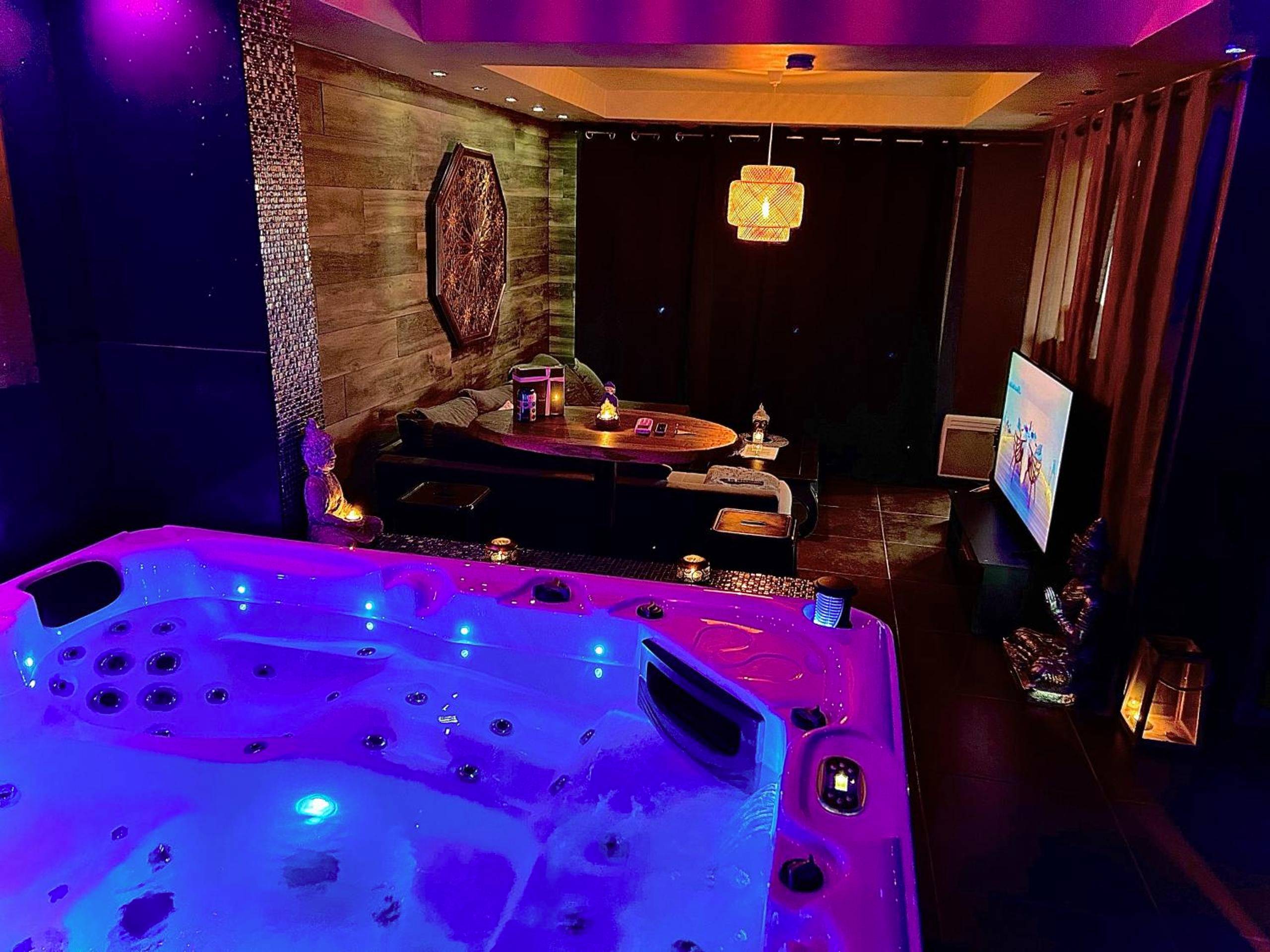Jacuzzi privatif et salon avec ambiance tamisée - Love Room Onnaing - Love room