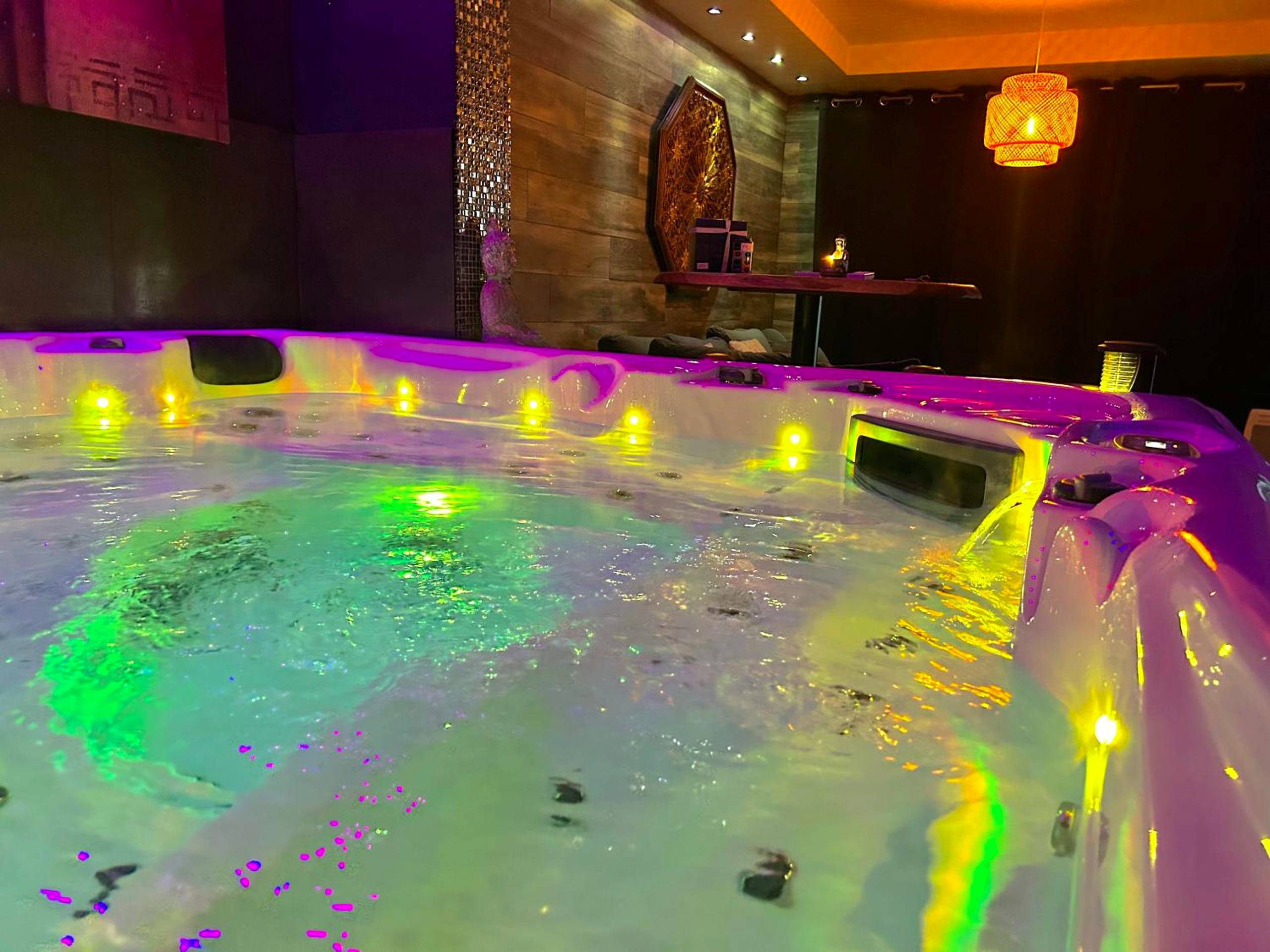 Jacuzzi avec jets massants et LED colorées - Love room