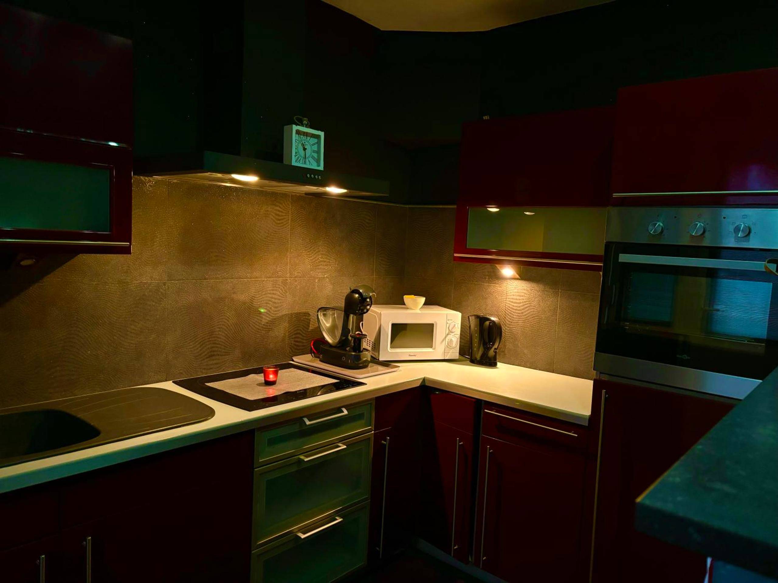 Cuisine équipée moderne aux tons bordeaux - Love room