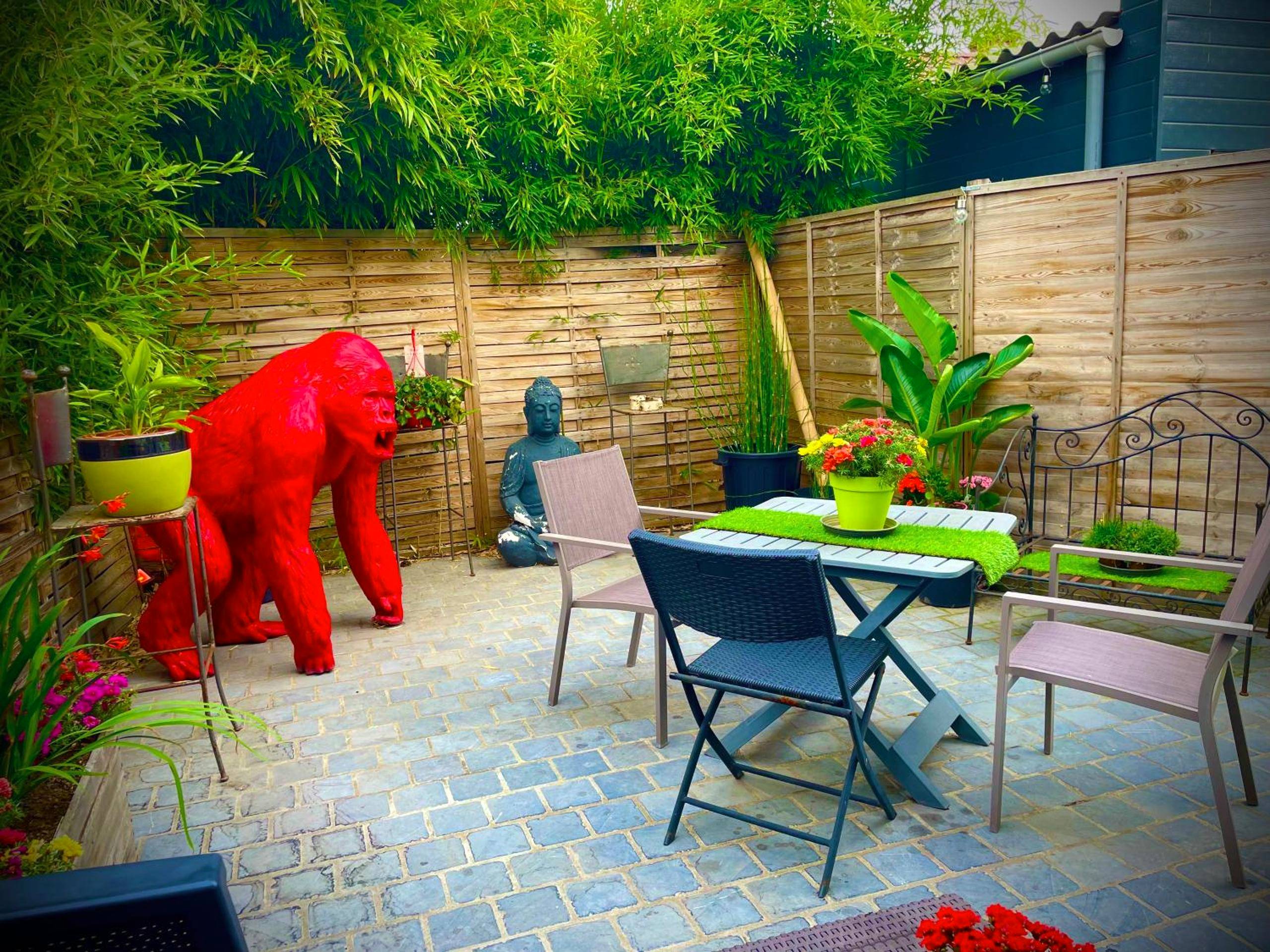 Terrasse aménagée avec statue de gorille rouge - Love room