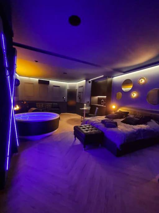 Suite ouverte avec lit king size et balnéo - Love Room