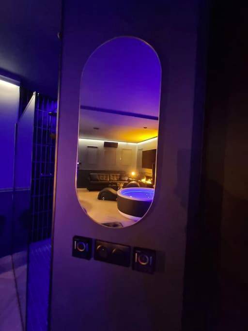 Miroir ovale reflétant l'espace détente - Love Room