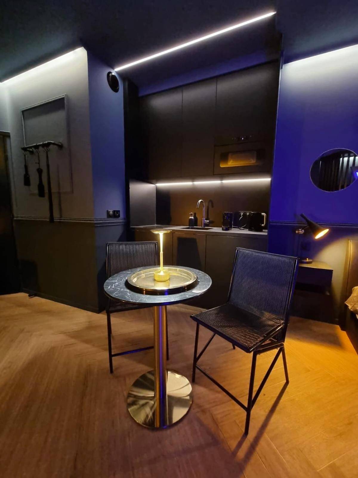 Espace repas design et coin cuisine moderne - Love Room