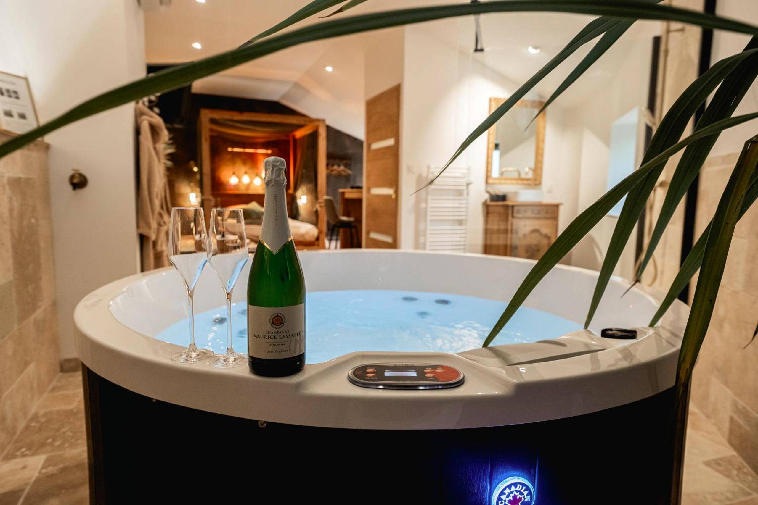 Vue principale - Love Room Nesmy - Love Room Vendée avec JACUZZI privatif