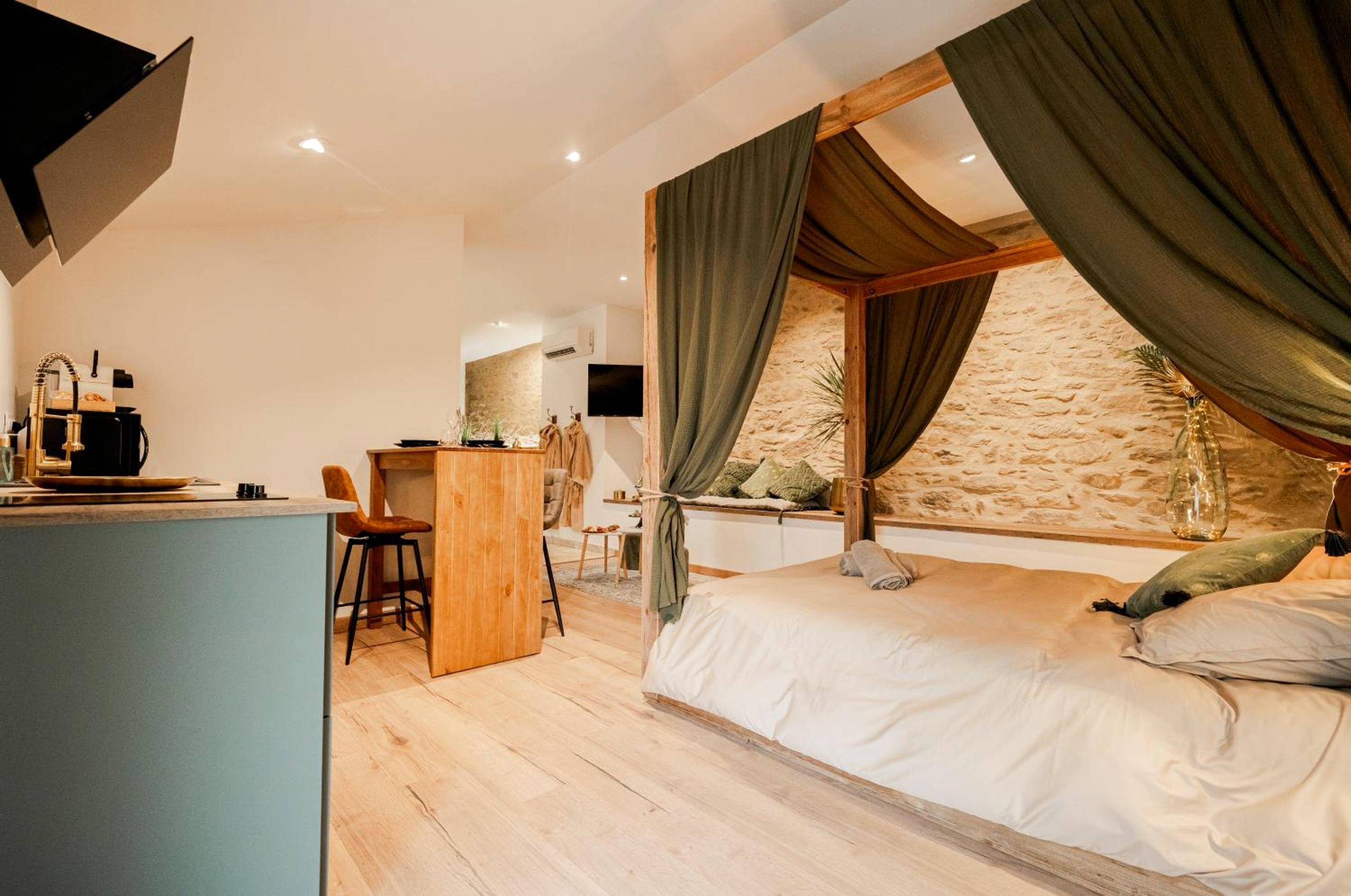 Photo du logement - Love Room Vendée avec JACUZZI privatif