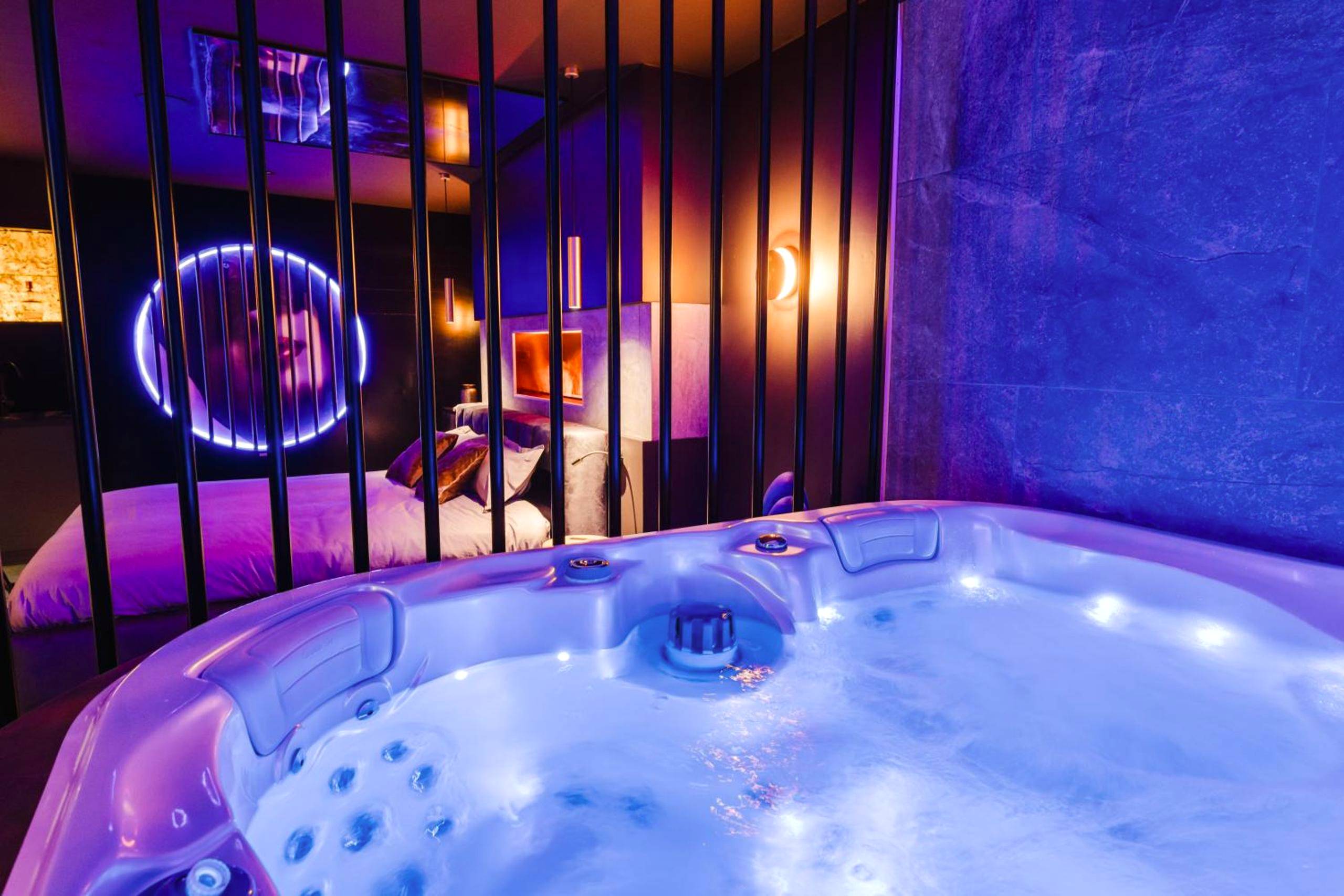 Autre vue interieure - Love Room Les Private Places - Lit King Size et Jacuzzi Privé - Orléans
