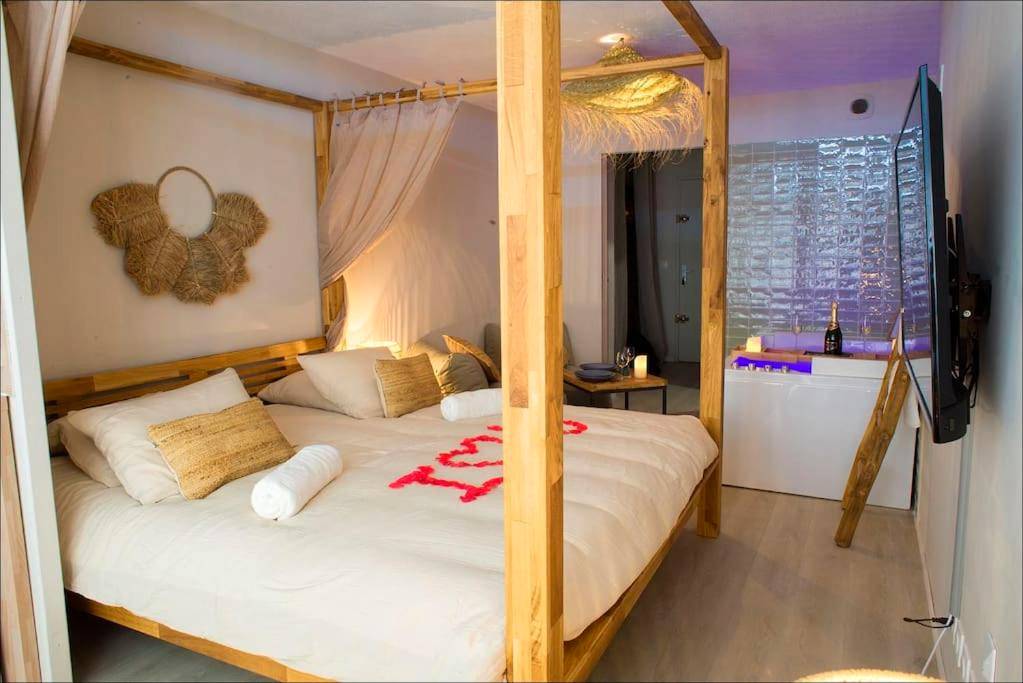 Lit à baldaquin et jacuzzi privatif - Love Room Le Grau - du - Roi - Love&Spa