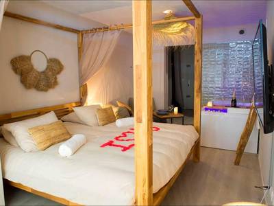 Lit à baldaquin et jacuzzi privatif - Love Room Le Grau - du - Roi - Love&Spa