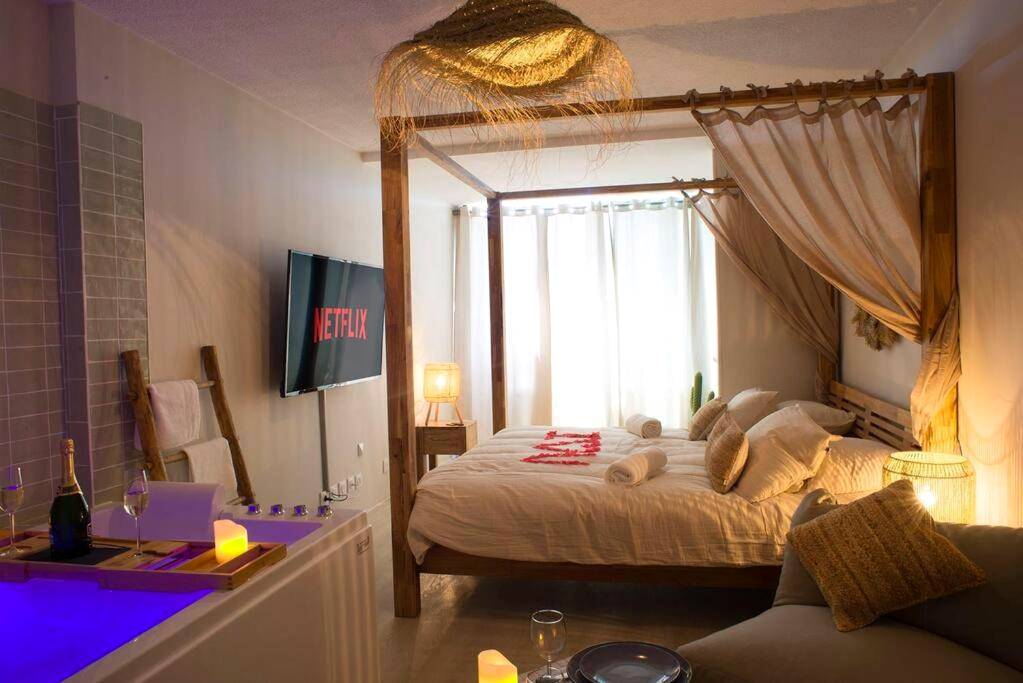 Chambre romantique avec écran plat et jacuzzi - Love&Spa