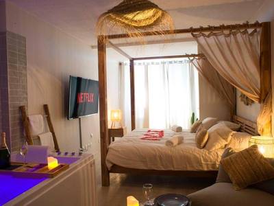 Chambre romantique avec écran plat et jacuzzi - Love&Spa