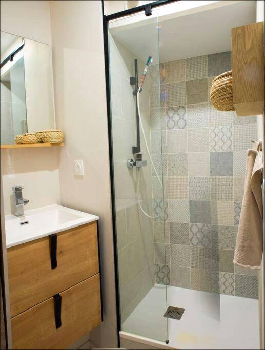 Salle d'eau moderne avec douche à l'italienne - Love&Spa