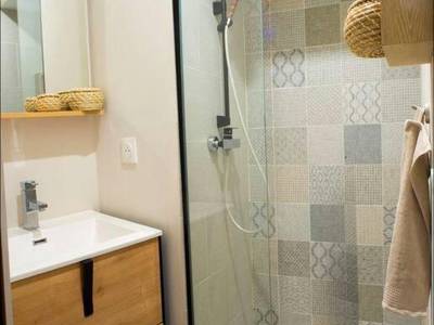 Salle d'eau moderne avec douche à l'italienne - Love&Spa