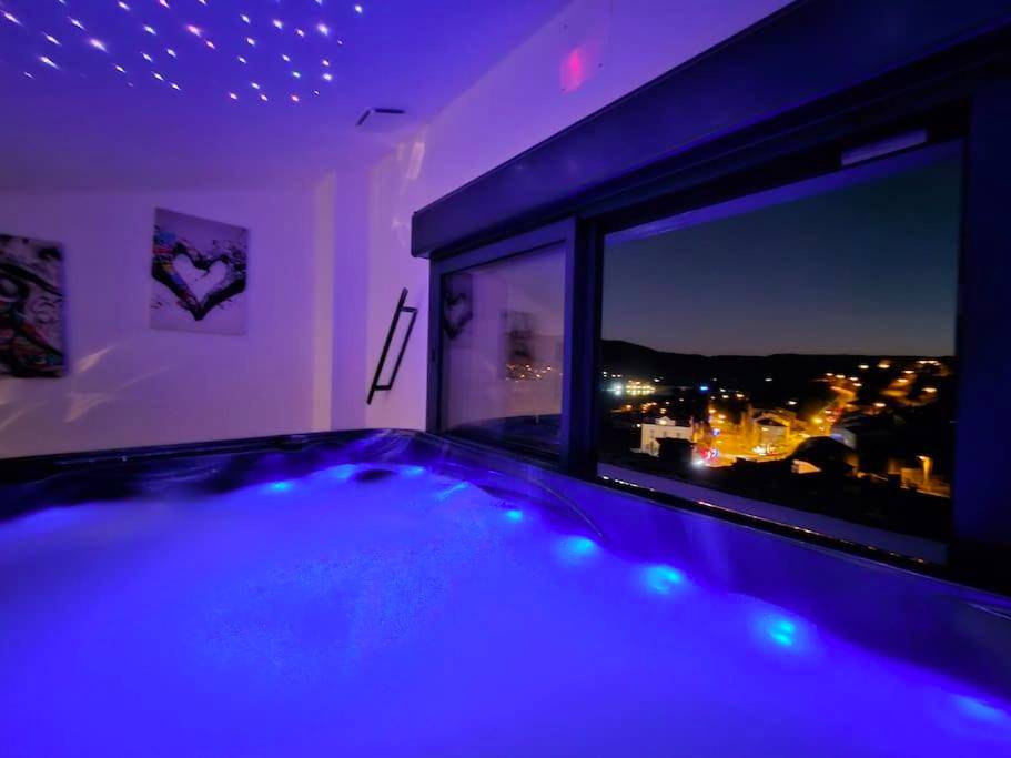 Vue plongeante sur le jacuzzi et le lit rond - Love and Spa du Château
