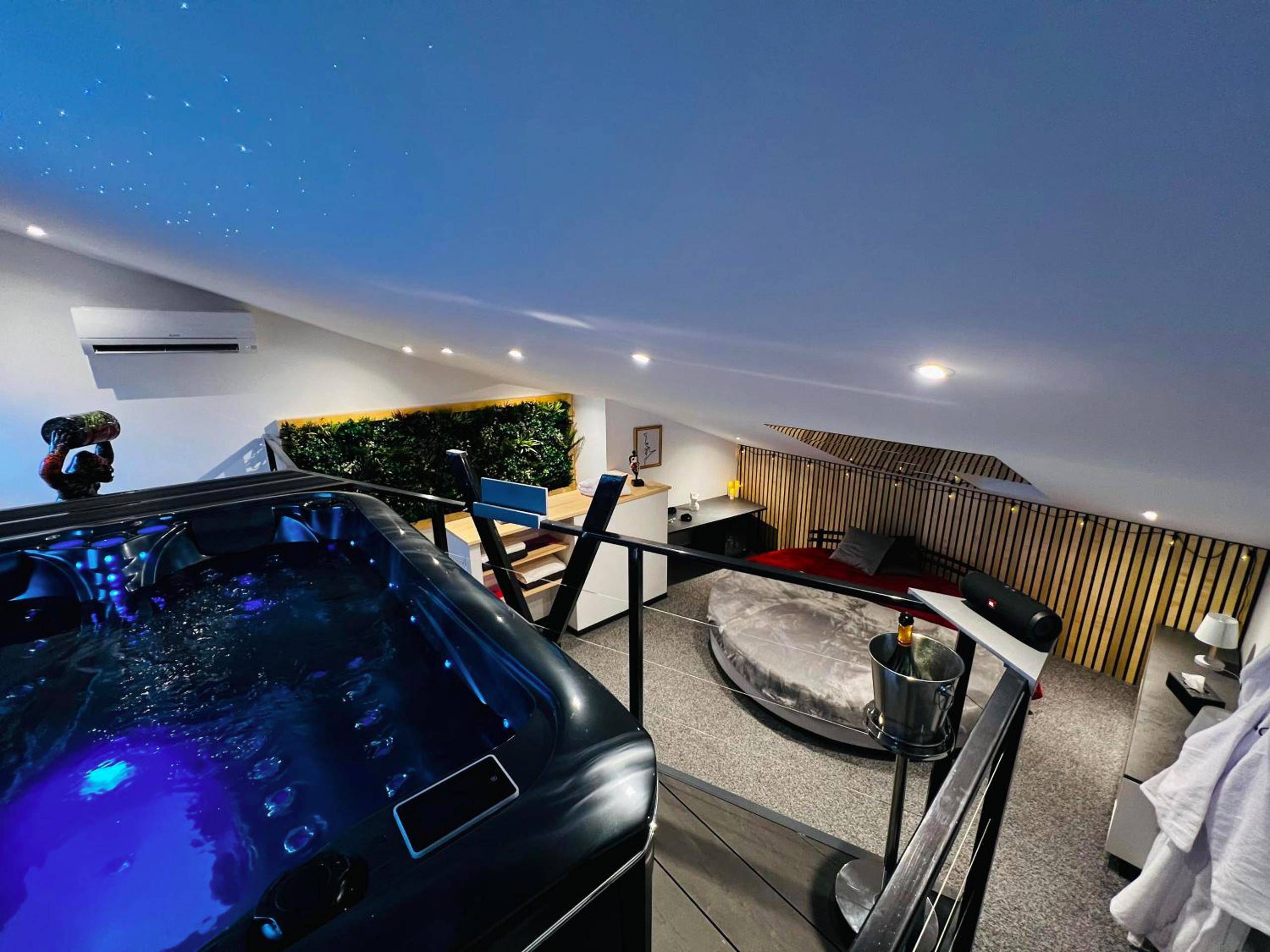 Jacuzzi bouillonnant sous un ciel étoilé - Love and Spa du Château
