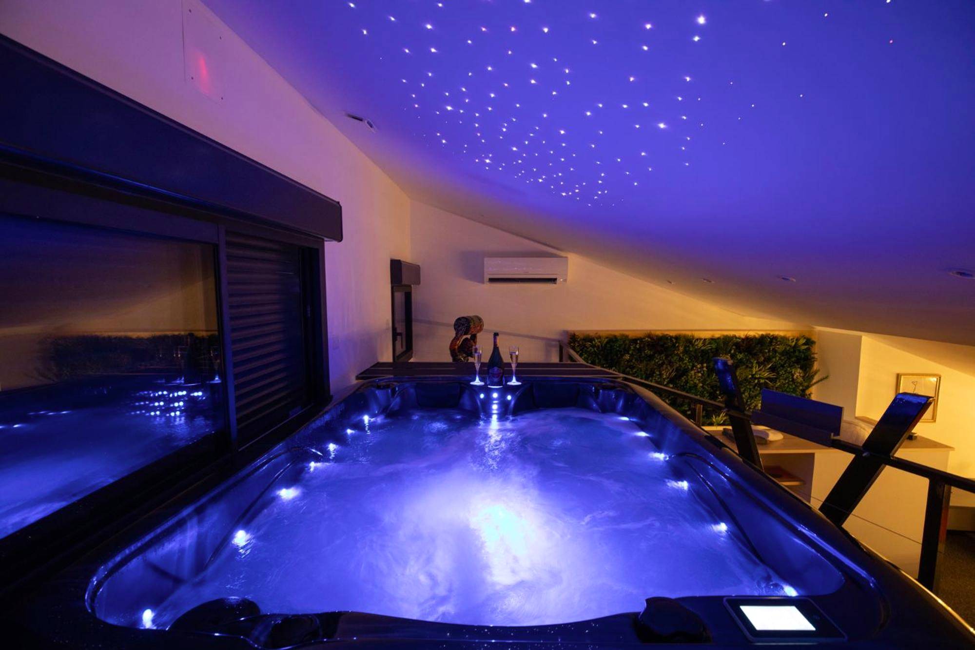 Salle de bain avec douche à l'italienne et lit - Love and Spa du Château