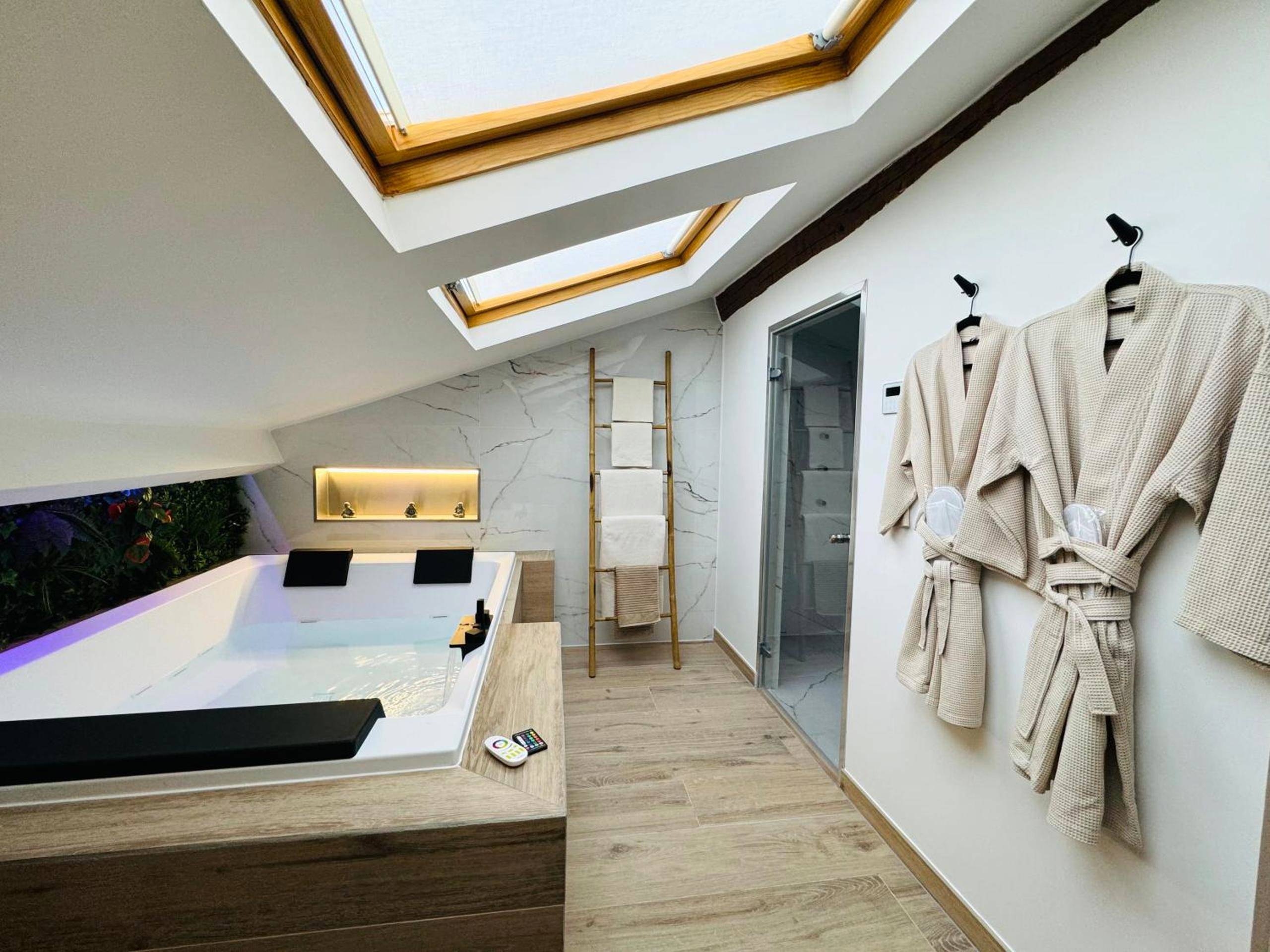 Espace bien - être avec jacuzzi et peignoirs - Love Room Fréjus - Love & Spa Fréjus