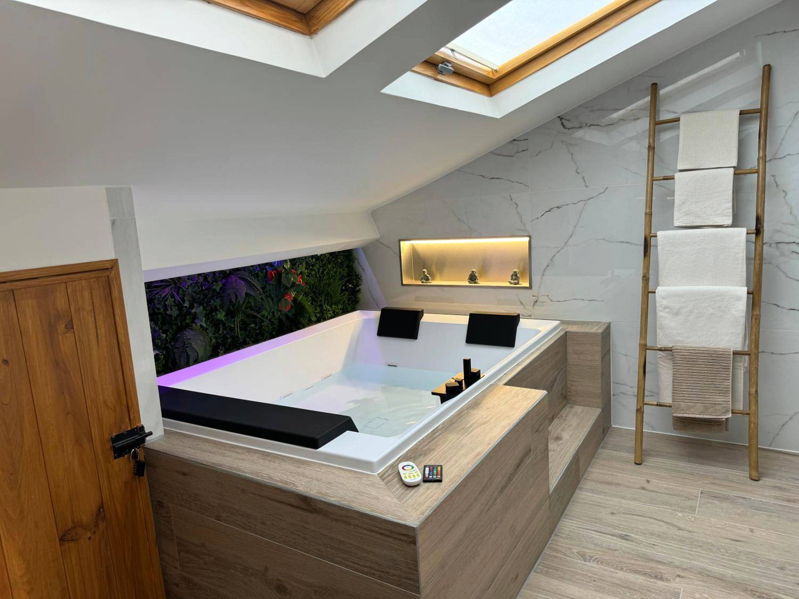 Jacuzzi privatif sous fenêtres de toit - Love & Spa Fréjus