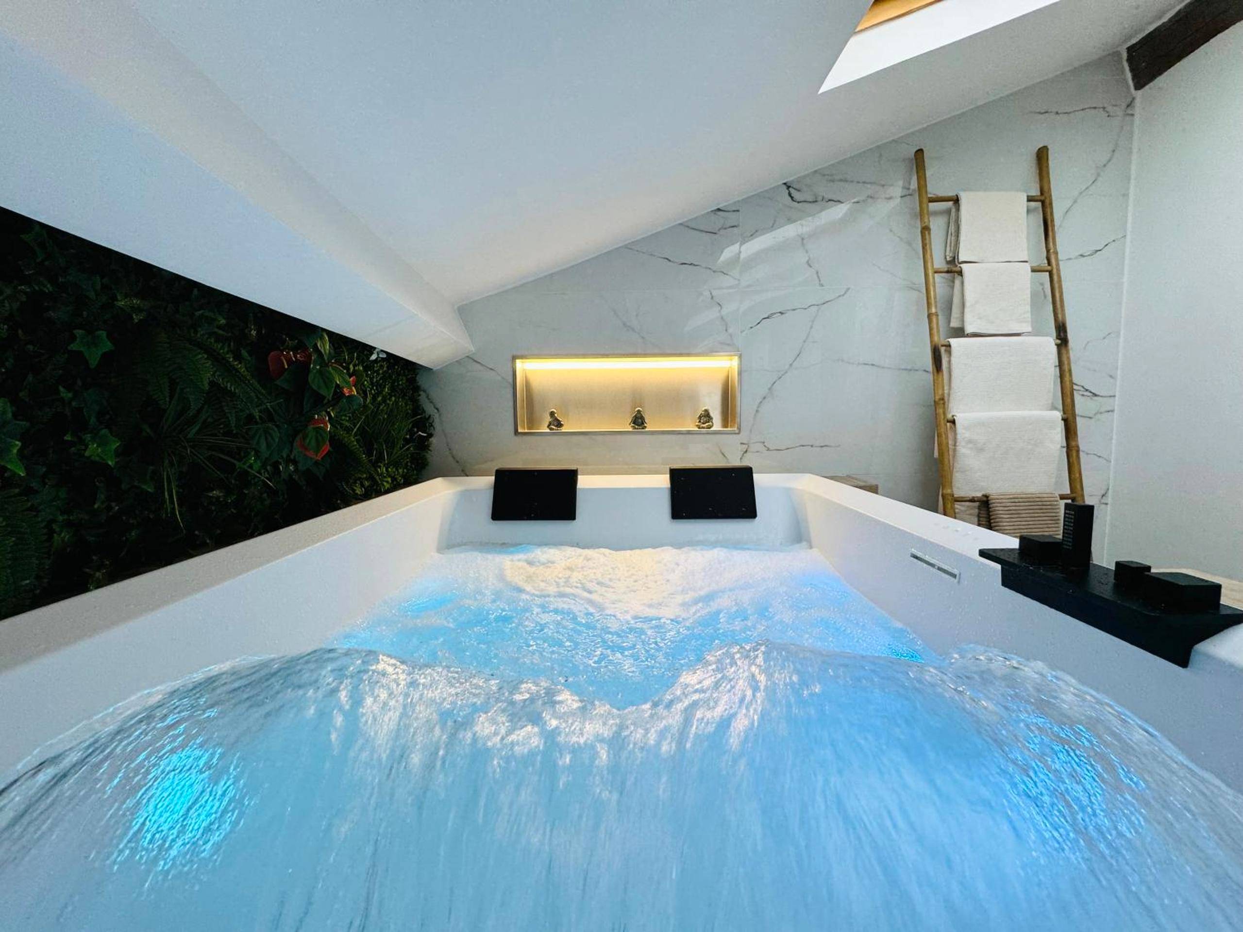 Baignoire balnéo avec jets d'eau éclairés - Love & Spa Fréjus