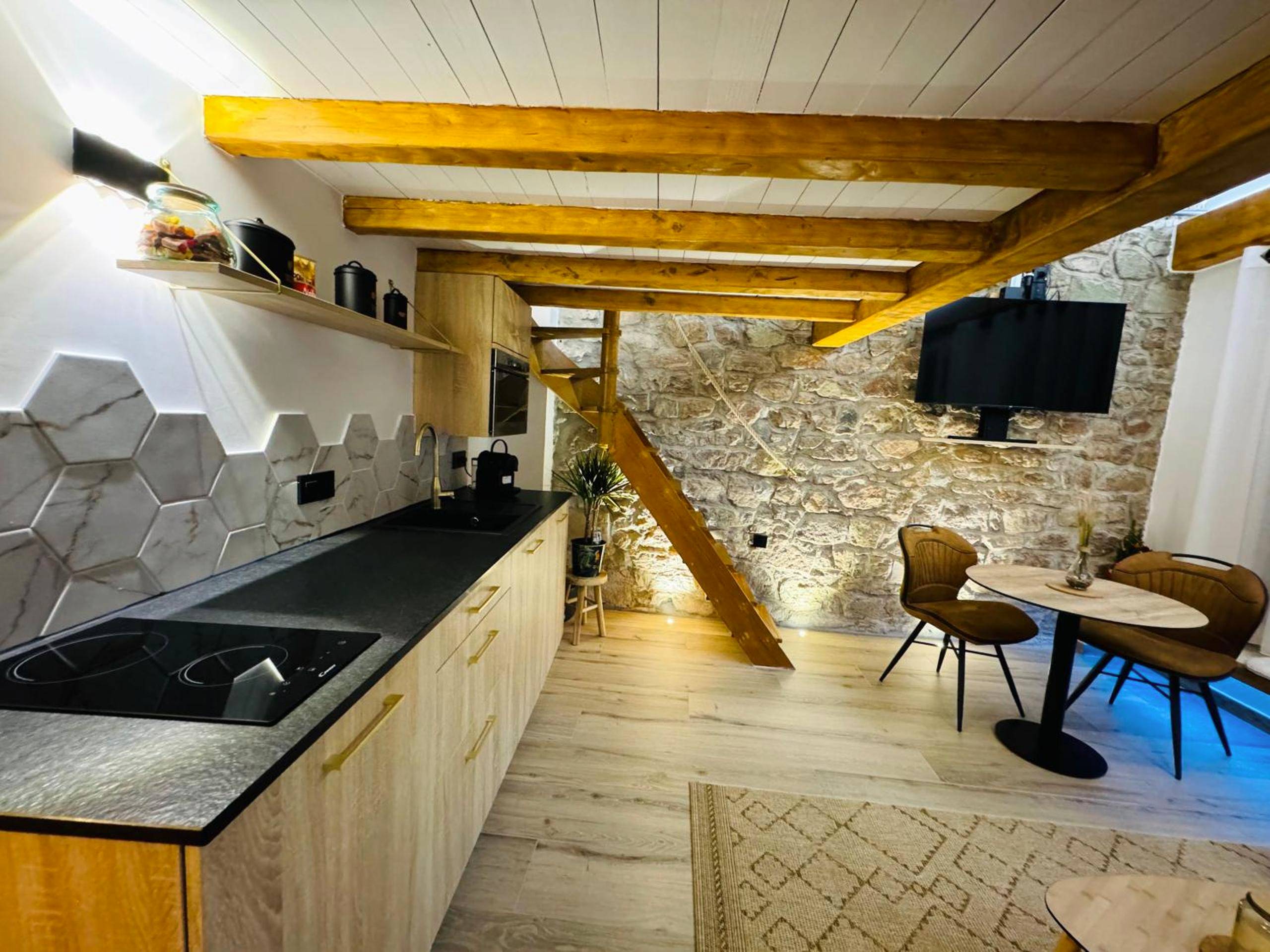 Cuisine équipée et coin repas sous mezzanine - Love & Spa Fréjus