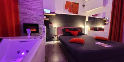 Chambre avec lit double, cheminée et jacuzzi - Love & Spa