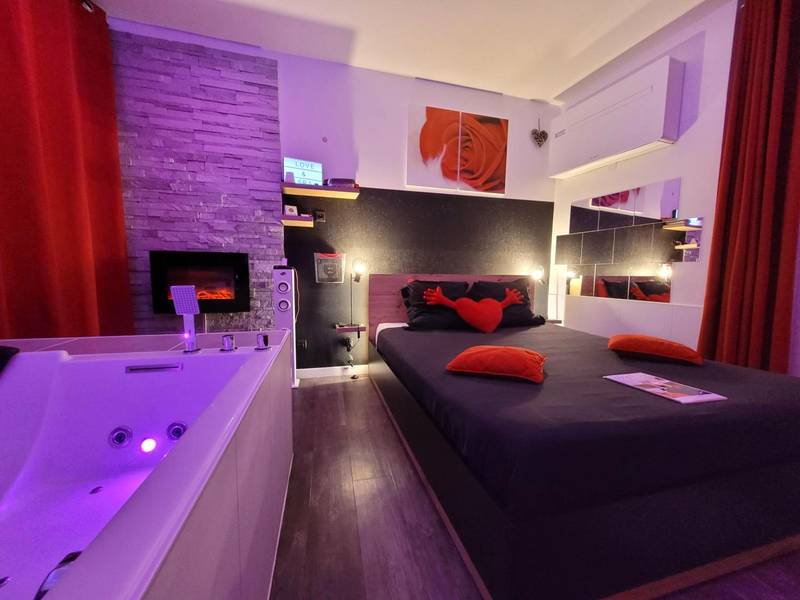 Chambre avec lit double, cheminée et jacuzzi - Love & Spa