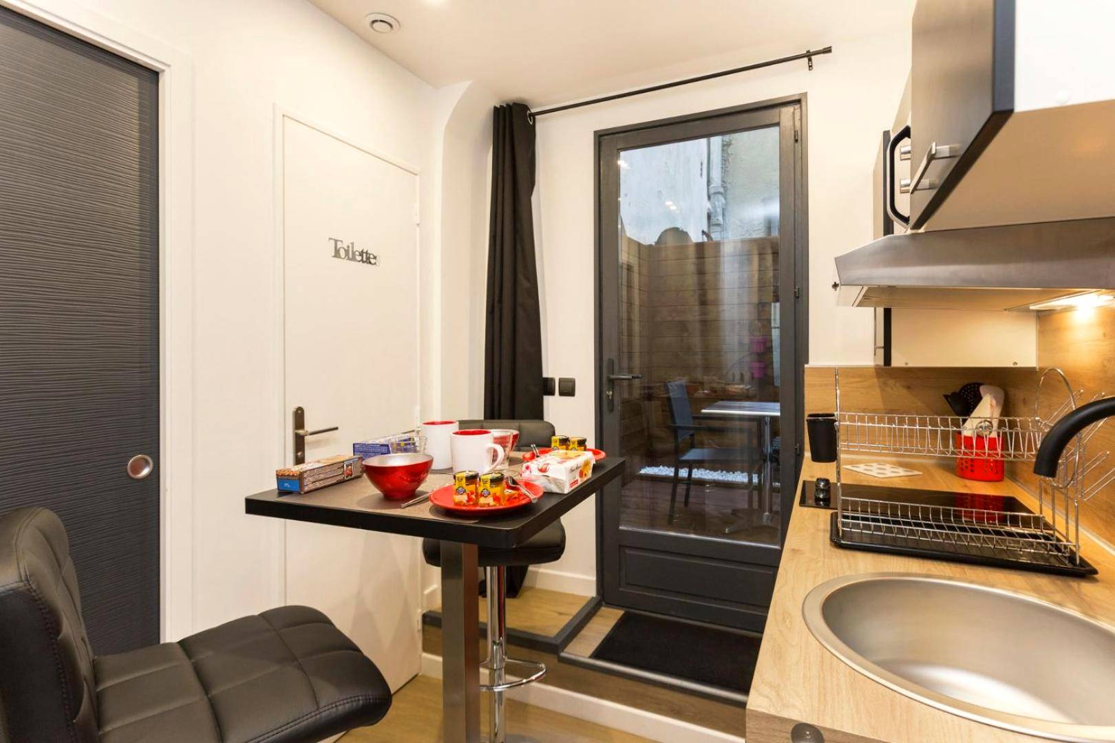 Coin cuisine avec table haute et tabourets - Love & Spa