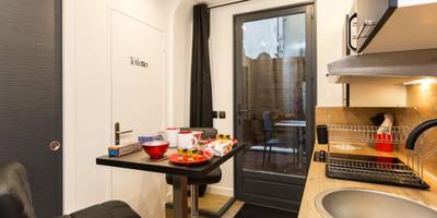 Coin cuisine avec table haute et tabourets - Love & Spa