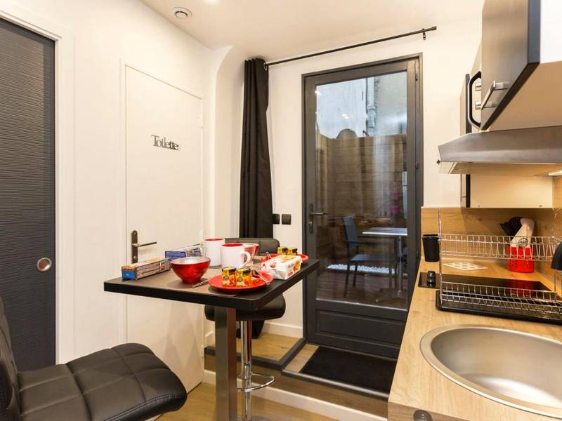 Coin cuisine avec table haute et tabourets - Love & Spa